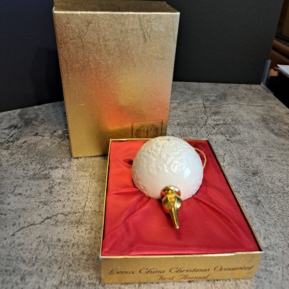 Vintage Lenox China 1982 Annual Porcelain 24K Gold Trimmed Christmas Ornament - Picture 2 of 7